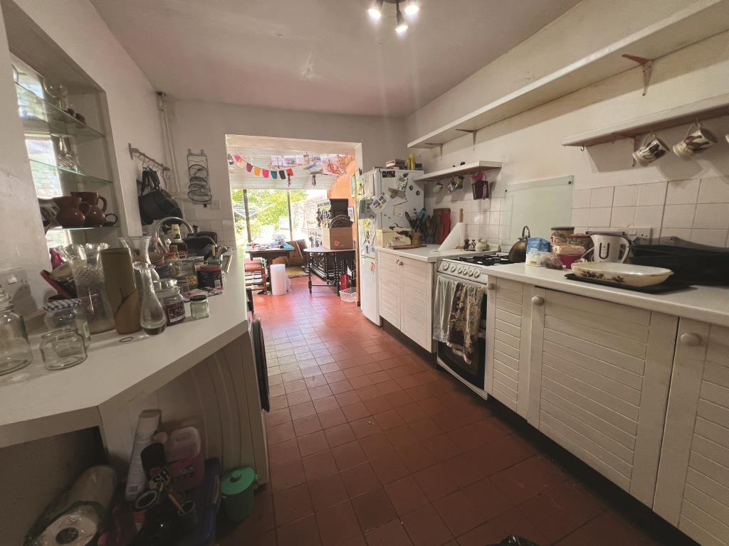 Lot: 134 - FOUR STOREY TOWN HOUSE FOR UPDATING - Thrift House kitchen